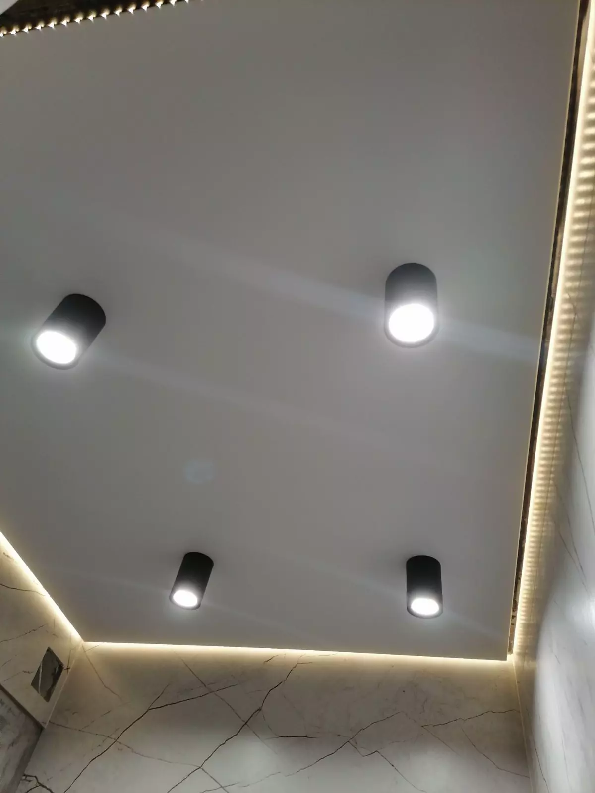 Натяжной потолок с теневым профилем