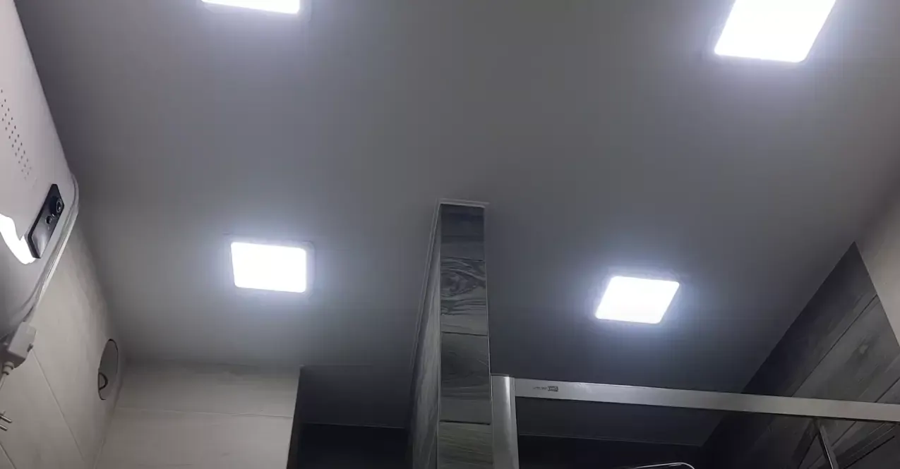 Натяжной потолок с контурной подсветкой внутри для ванной — Новомосковск, Шахтёрская, 8з, фото 3